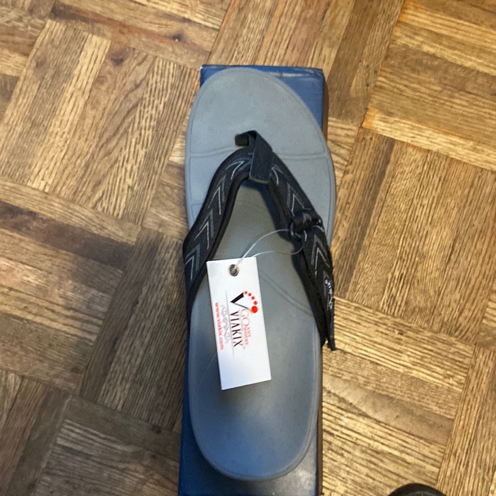I bought this shoe last year and couldn’t wear it since my feet are too narrow.